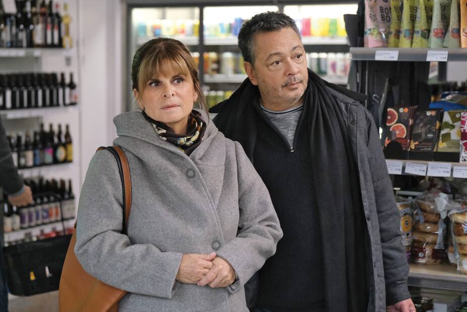 Danielle (Guylaine Tremblay) aimerait tellement que JF (Normand Brathwaite) se montre un peu mécontent qu’elle soit allée souper avec Luc (Normand D’Amour).