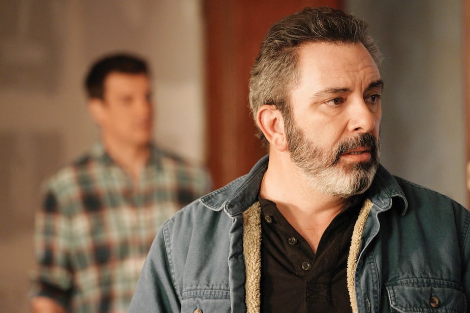 Lorsque Howard Green (Geoffrey Rivas) se présente chez John (Nathan Fillion) pour lui demander un renseignement...