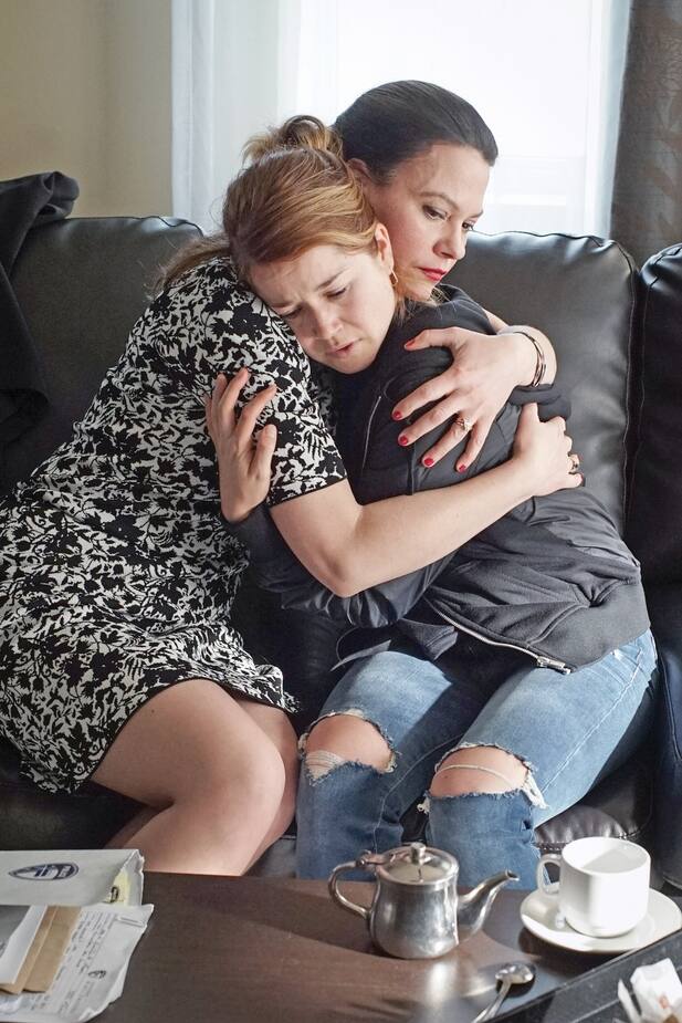 Julie (Fanny Mallette) ne doit pas échouer dans son plan si elle veut qu’Isabelle (Éliane Gagnon) lui permette enfin d’attraper Louis Carrière (Claude Legault).
