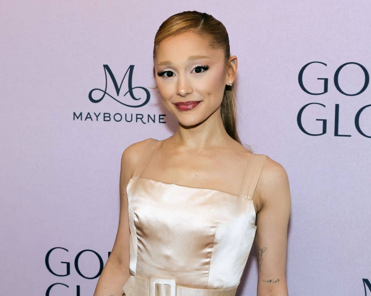 アリアナ・グランデ、マンチェスターの病院の子供たちにクリスマスプレゼントを届ける