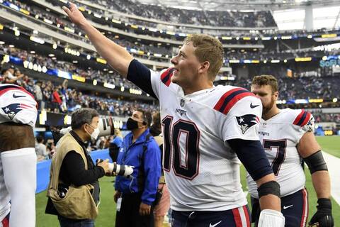 Mac Jones salue la foule après la victoire de Patriots le 31 octobre dernier, aux dépens des Chargers de Los Angeles.
