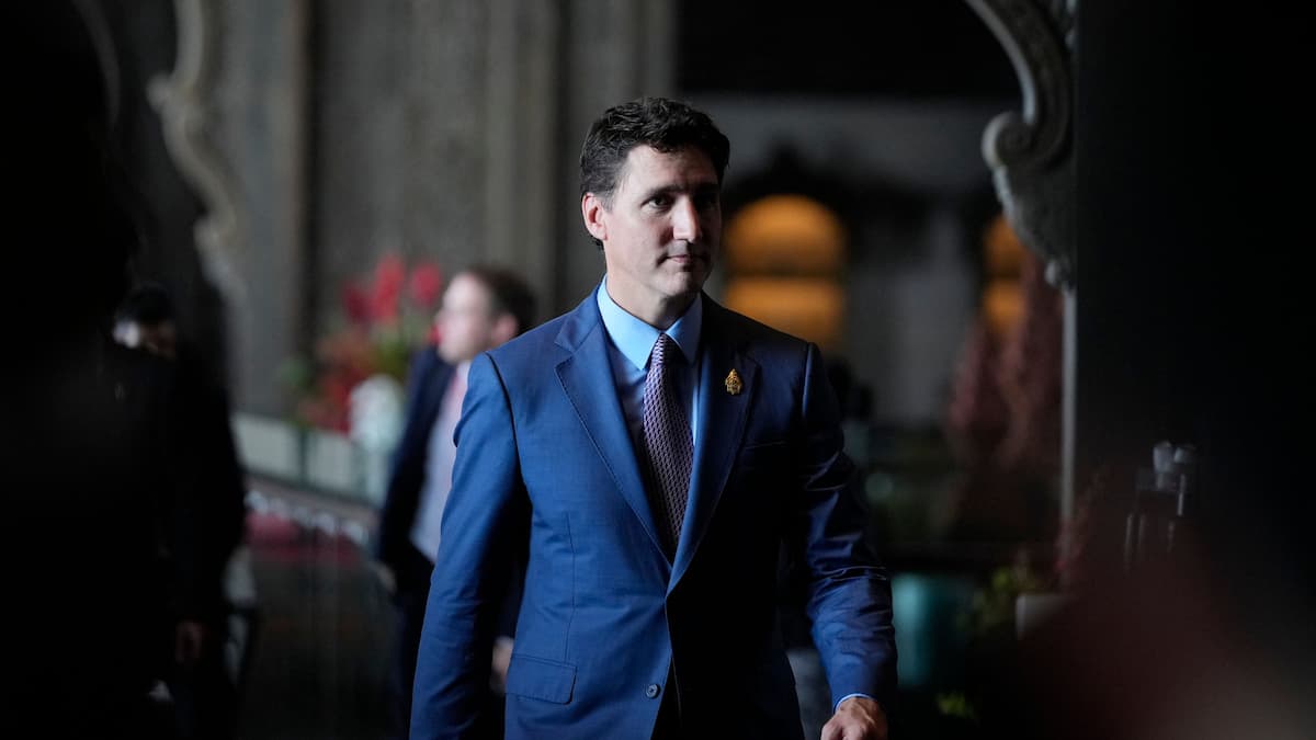 Justin Trudeau cancella il tweet sbagliato dopo le 12:00.