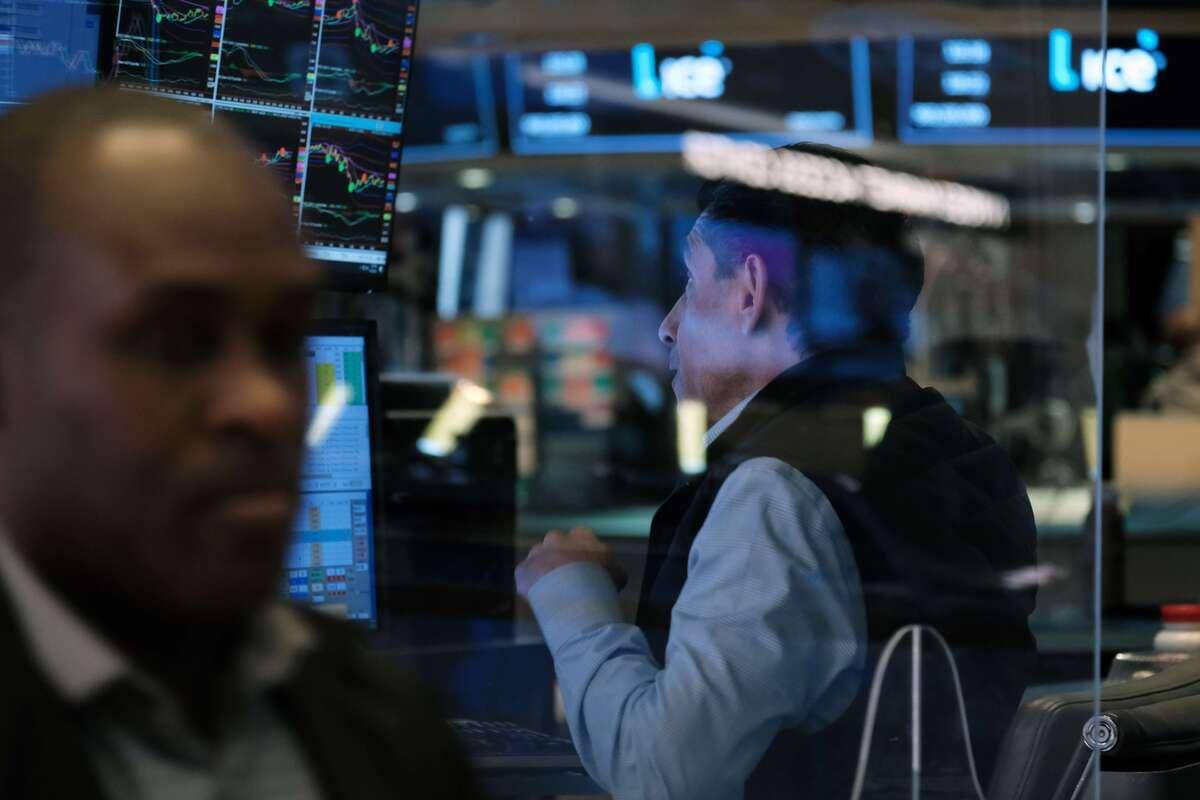 Wall Street termine en hausse, la pilule anti-COVID l'emporte sur tout le reste