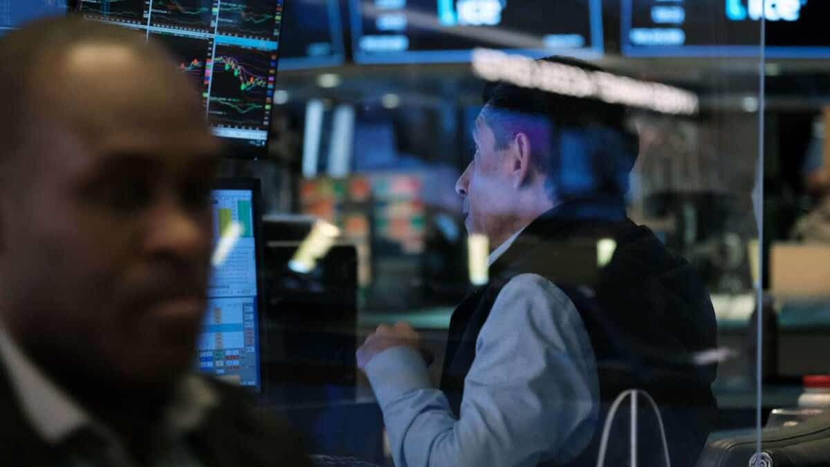 Wall Street termine en hausse, la pilule anti-COVID l'emporte sur tout le reste