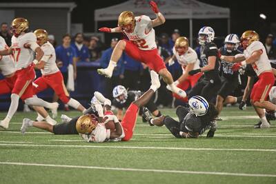 Ce Joueur du rouge et vai du sauter bien haut.