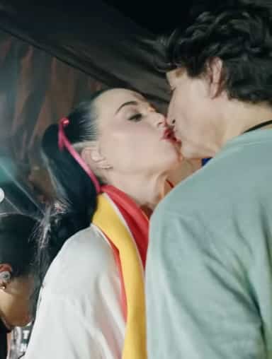 Justin Trudeau toujours présent pour soutenir (et embrasser) Katy Perry dans les coulisses de ses spectacles