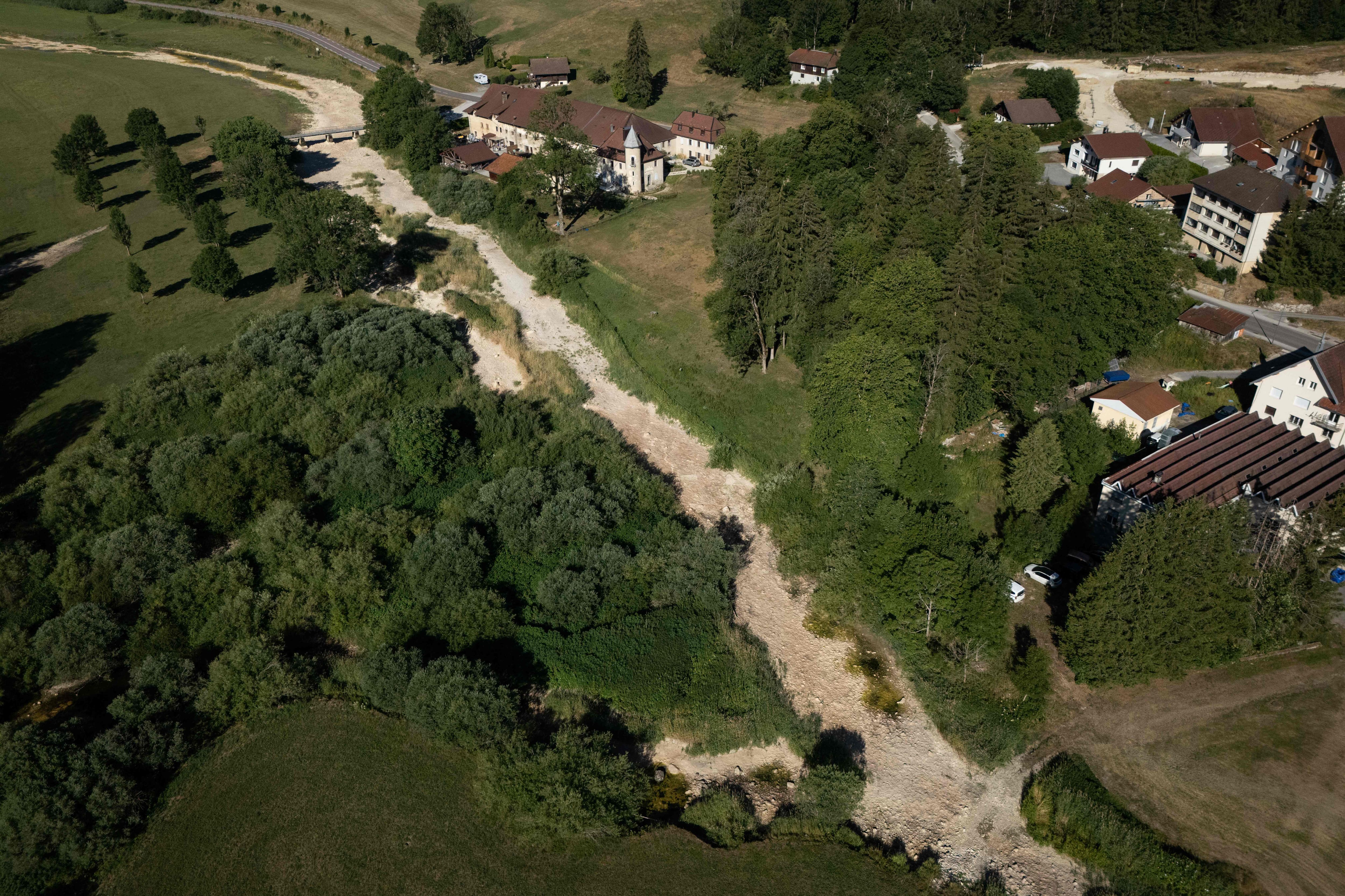PICTURES | “It’s desert”: a river disappears in the middle of a drought near the Franco-Swiss border