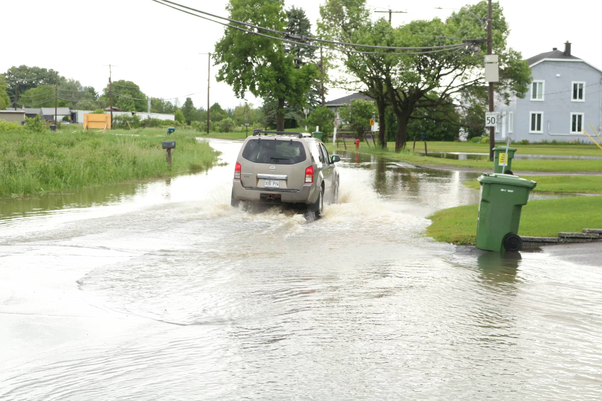 Circulation perturbée à Québec: la rivière Lorette déborde
