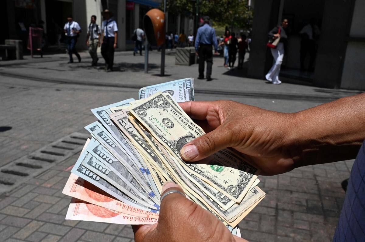 &laquo;C&rsquo;&eacute;tait irr&eacute;el&raquo;: un couple new-yorkais dit avoir d&eacute;couvert 100 000 dollars au fond d'un &eacute;tang