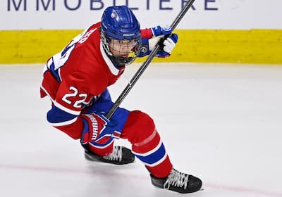 Liam Tep mientras hacía fila con los Montreal Canadiens en el Torneo Internacional de Hockey Pee-Wee de Quebec 2025.