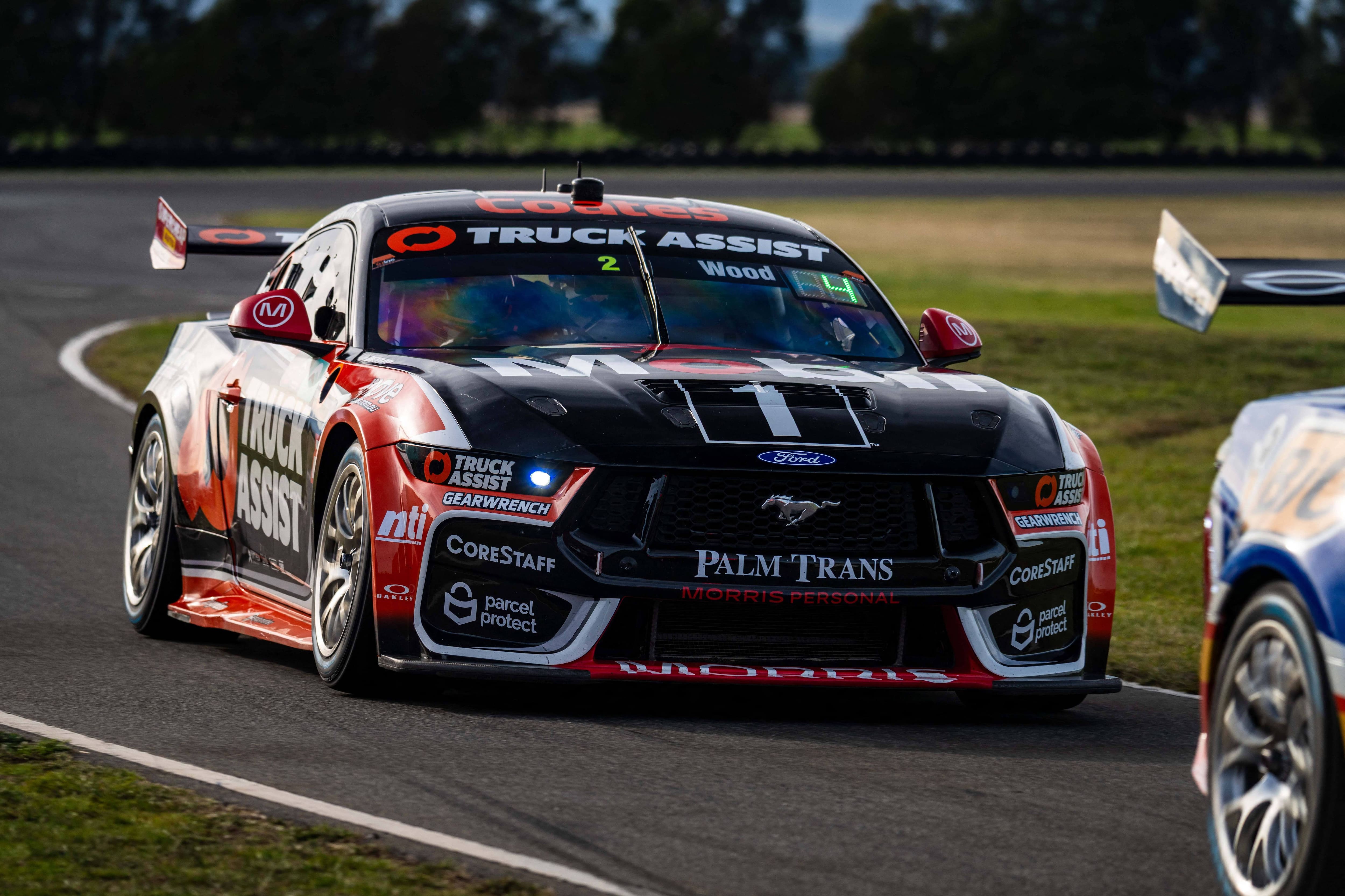 La série V8 Supercars est extrêmement populaire en Australie. Les 30 voitures en piste sont tapissées de logos de grands commanditaires.