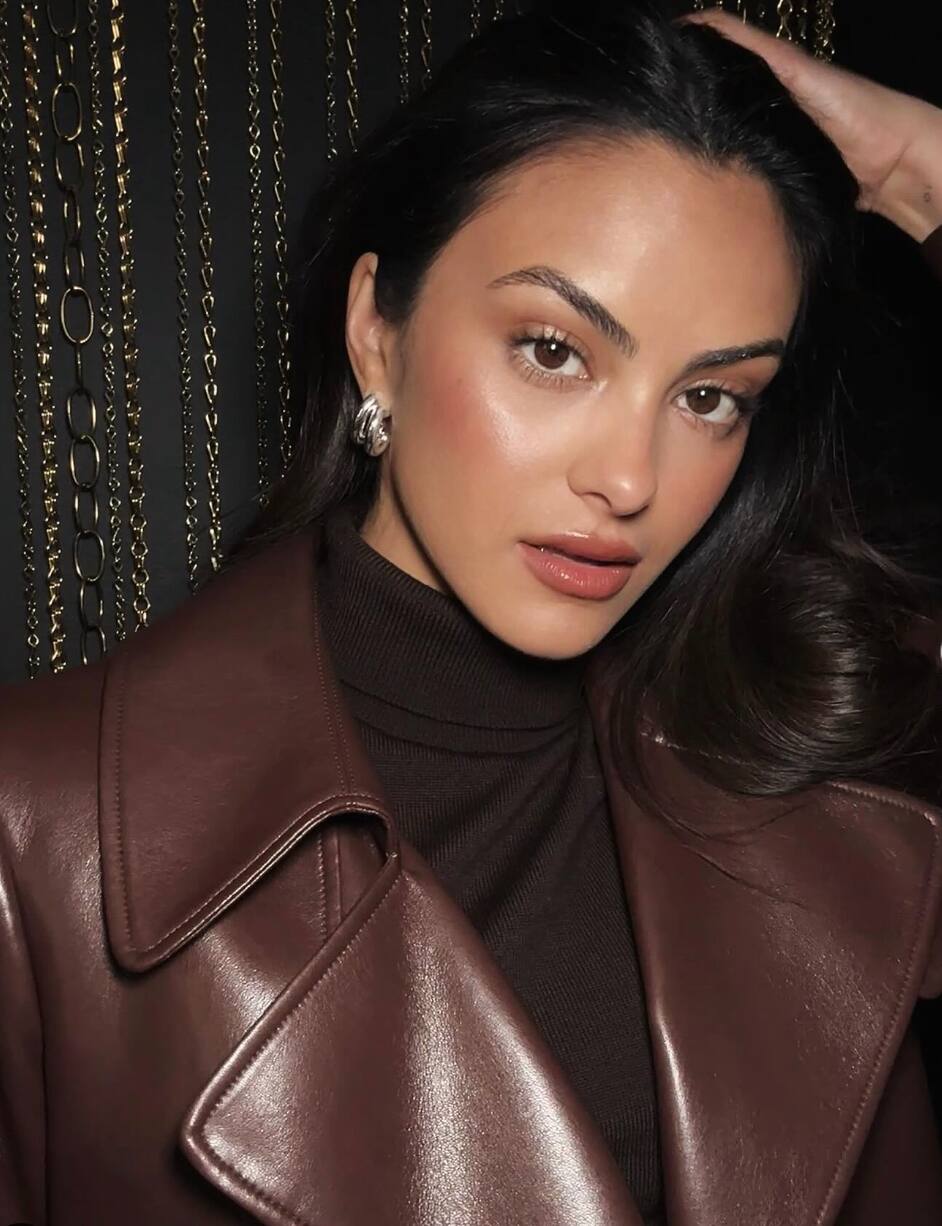 Camila Mendes ose une robe dangereusement fendue