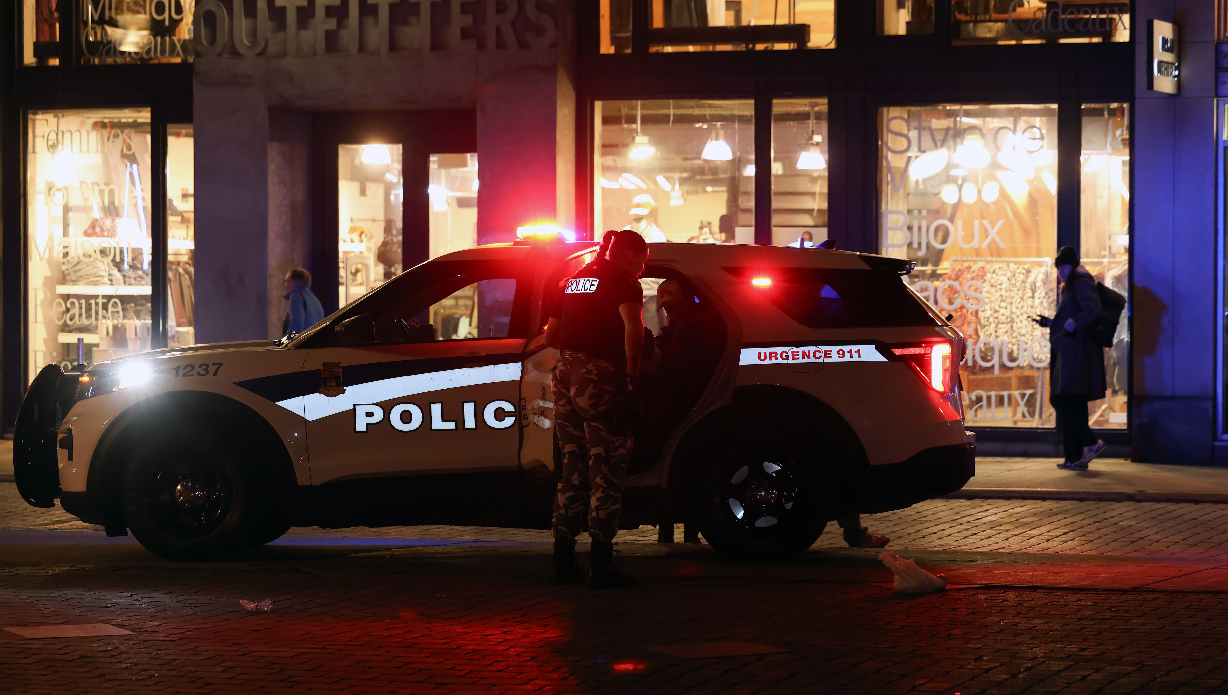 Pendant que Le Marginal distribue des repas et des vêtements, les policiers du SPVQ sont appelés à faire une intervention. On sent que la tension monte.