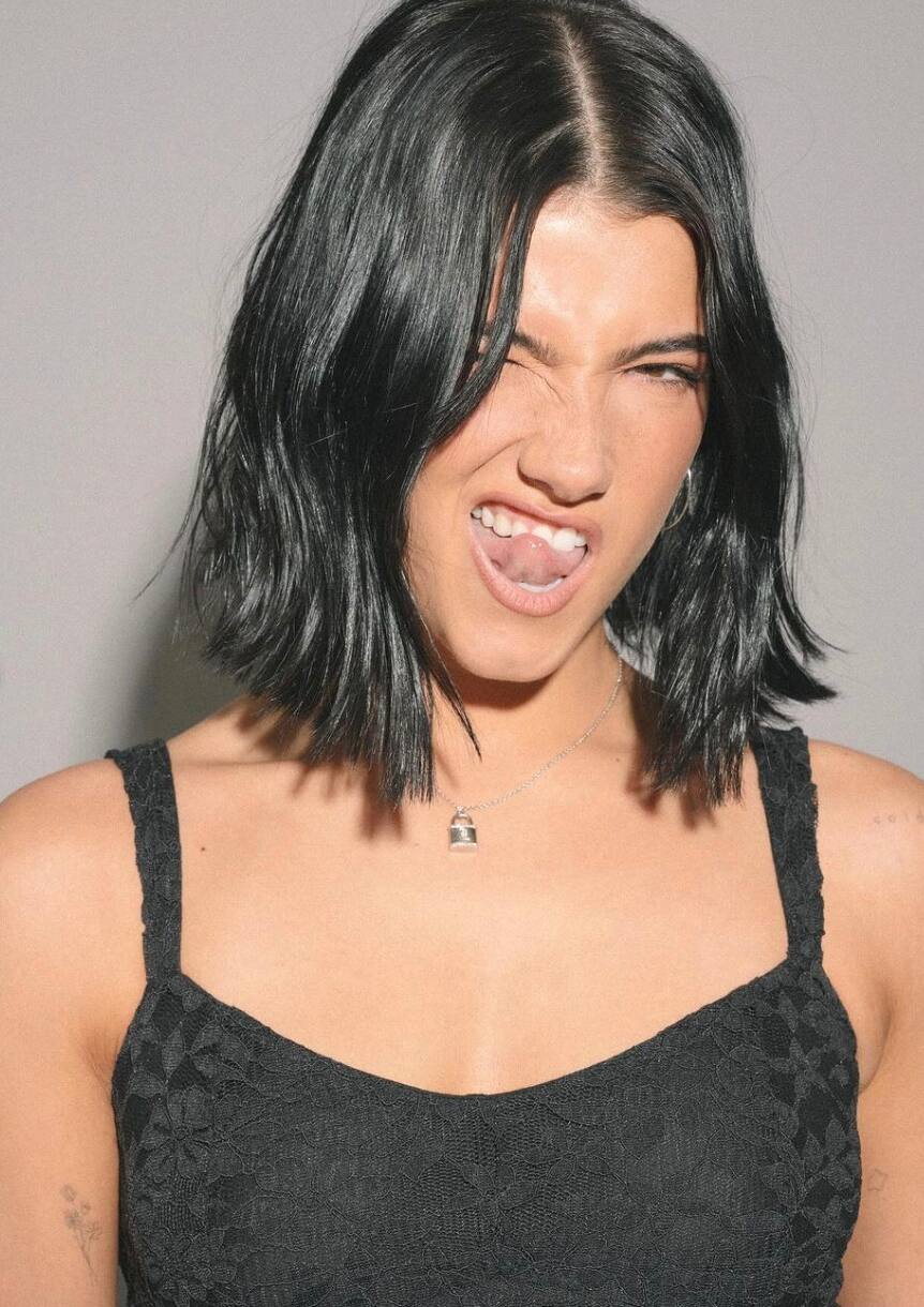 Charli D’Amelio assume un décolleté vertigineux