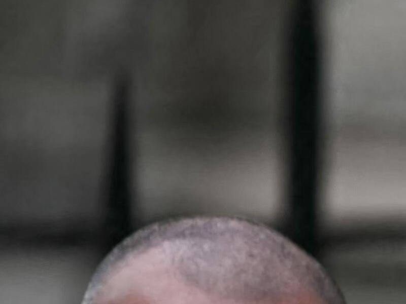 Le prince Harry , au bord des larmes , accuse les tabloïds davoir rendu la vie de Meghan « infernale » 