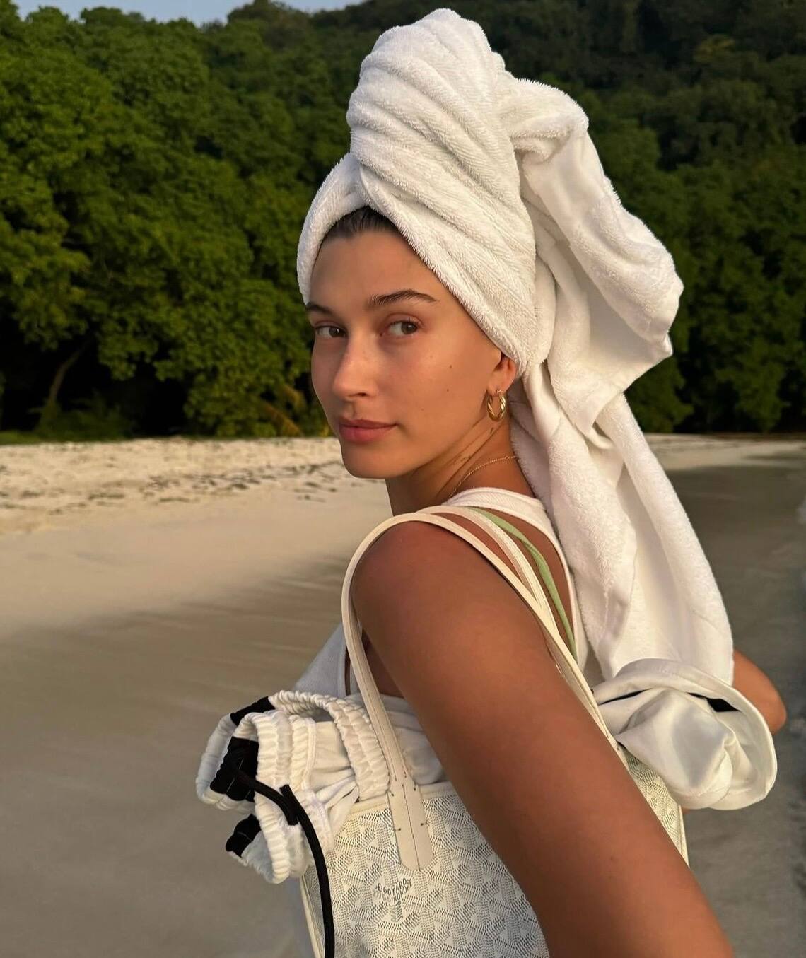 Hailey Bieber incarne l’esthétique «coquettecore»