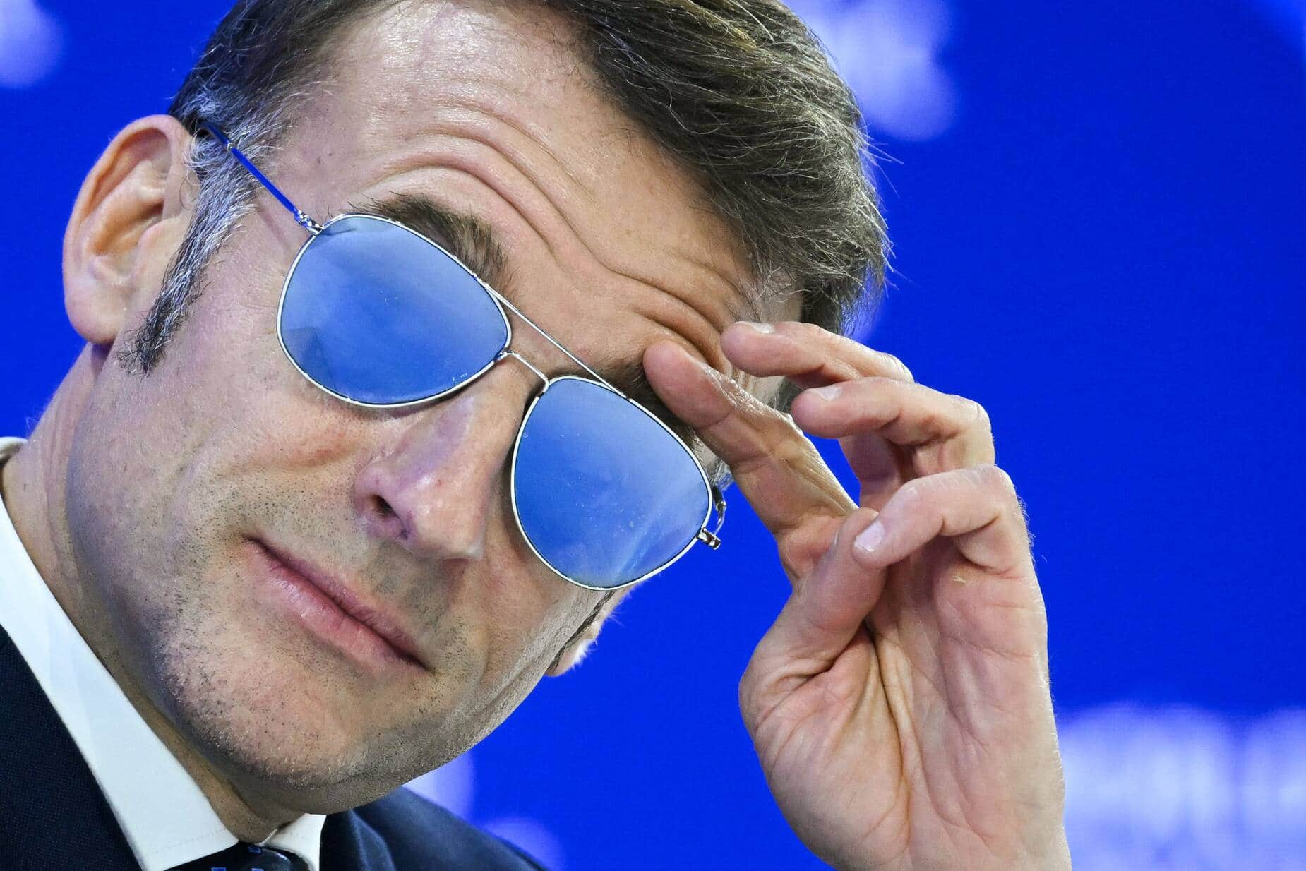 Les lunettes d’aviateur très chères portées par Macron à Davos font exploser les ventes pour un fabricant