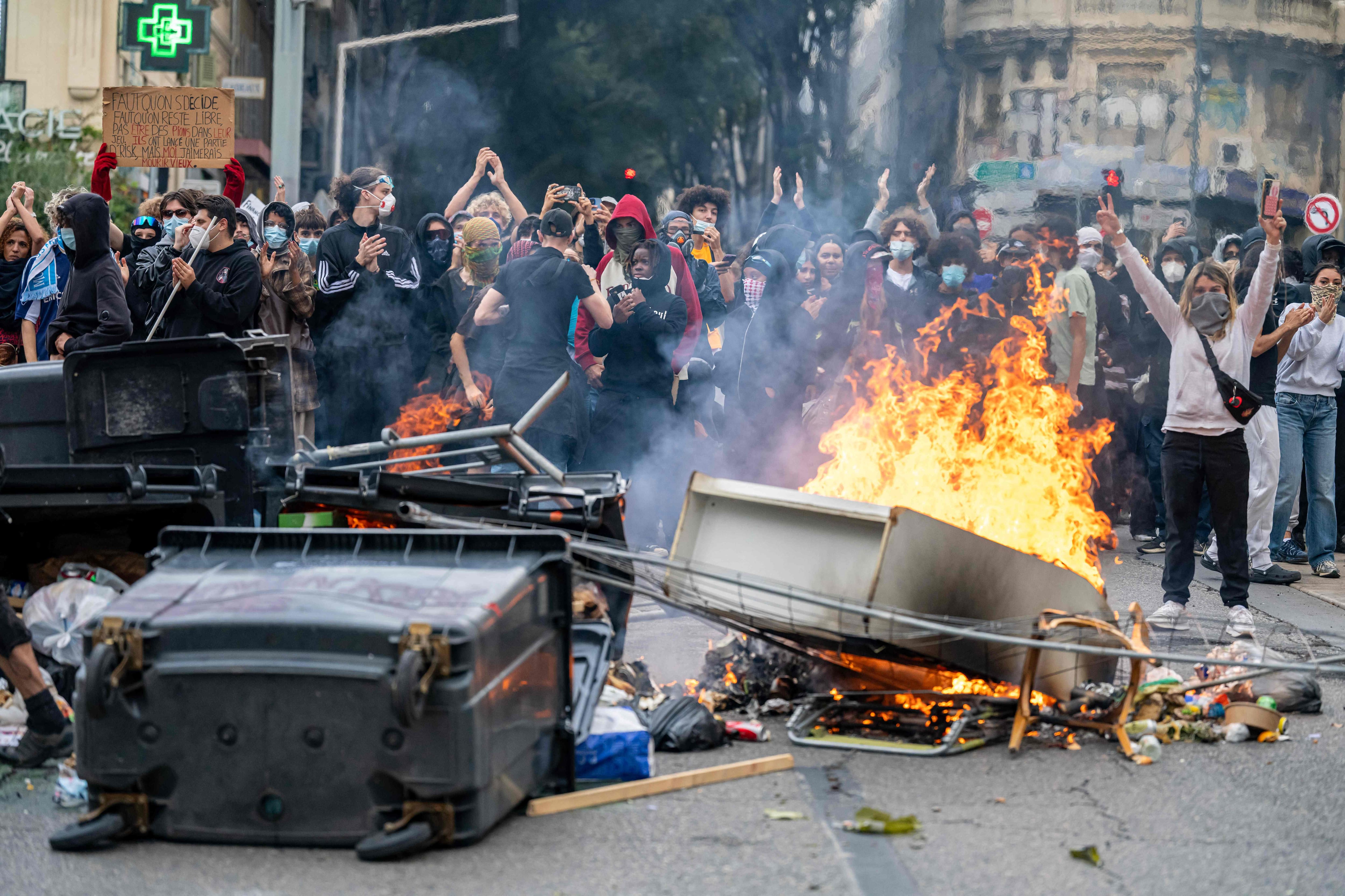 IMAGES | Des dizaines de milliers de jeunes manifestent à Paris pour réclamer des milliards pour l'éducation