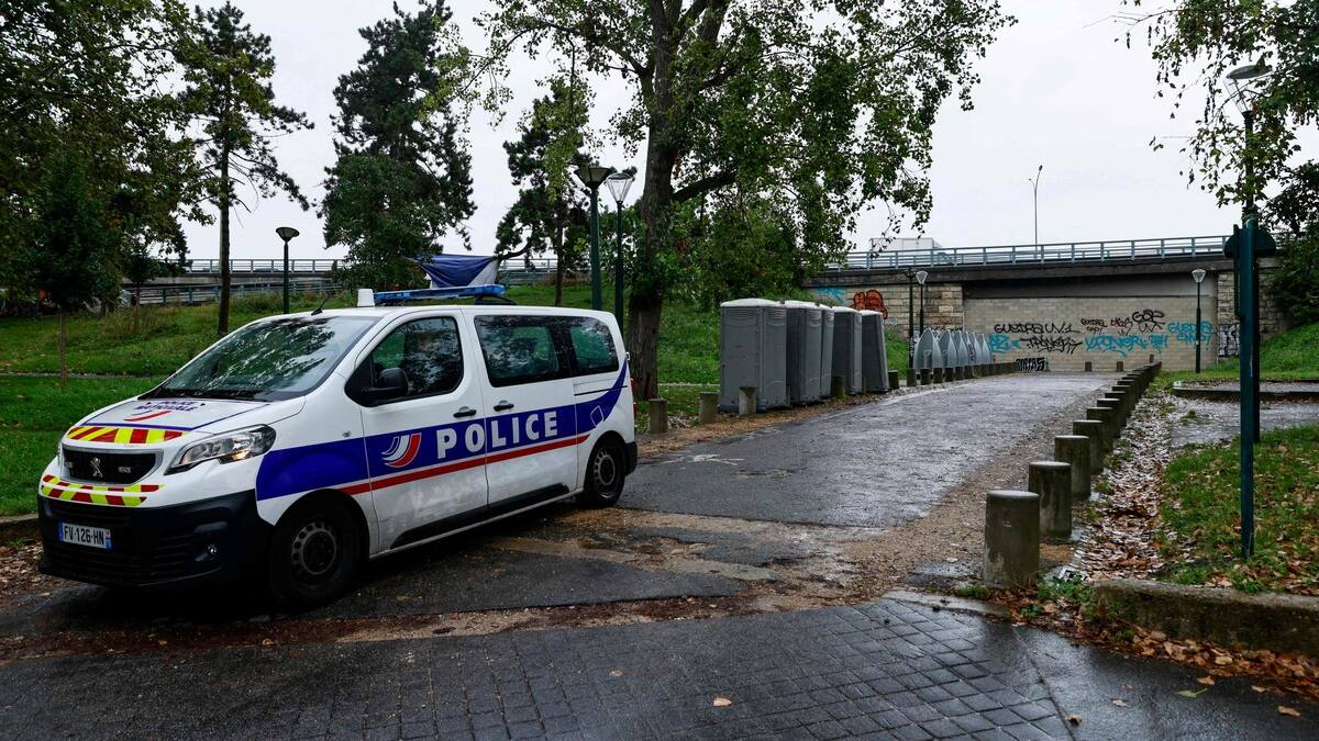 France: A corpse hangs on a wall in Seine-Saint-Denis France: A corpse hangs on a wall in Seine-Saint-Denis