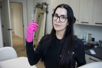 Retrato del Dre Gineviève Blackburn, que hace inyecciones de Botox, y que deplora que los profesionales no siempre respetan las reglas y son peligrosos para los pacientes, en su consultorio en Montreal, miércoles 6 de diciembre de 2023. Toma Iczkovits / Agencia QMI