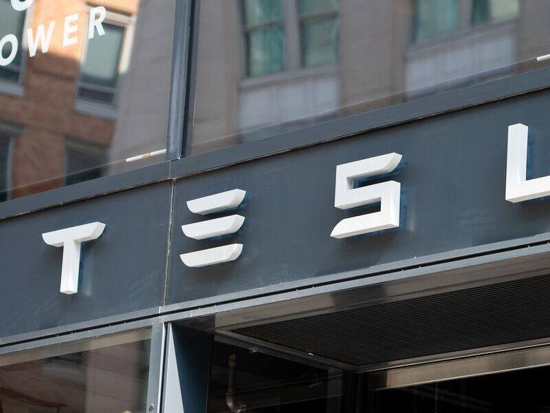 Une toute nouvelle Tesla «Plaid» prend feu avec le conducteur au volant - Vimarsana News
