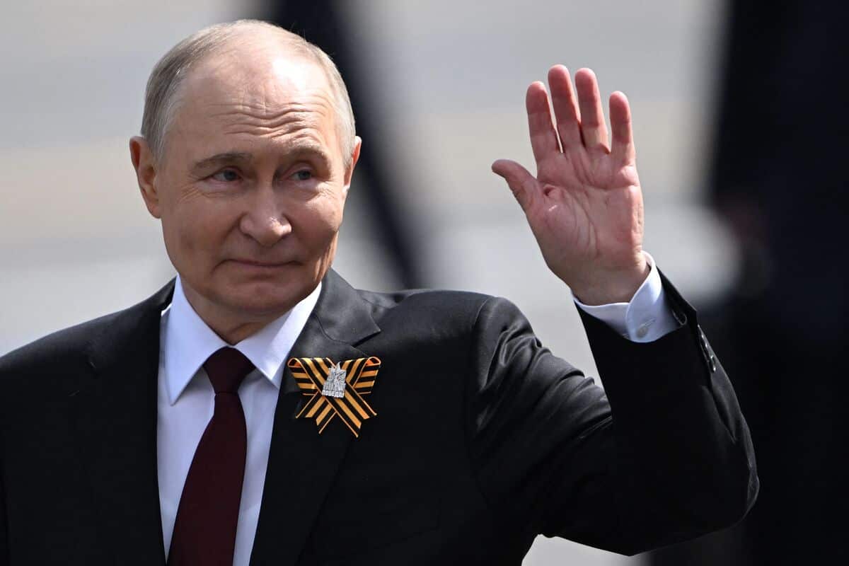 Poutine salue des militaires nord-coréens en marge du défilé sur la ...