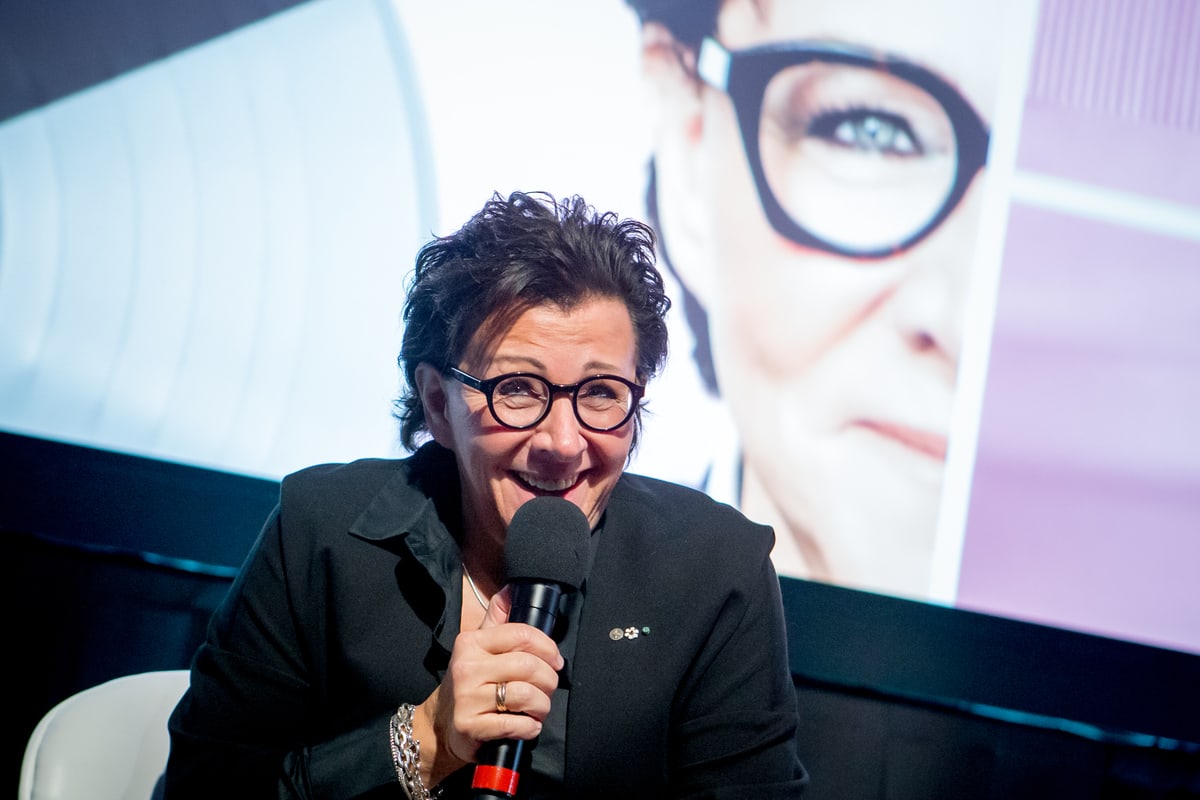 Monique Giroux pose pour une rare fois avec son amoureuse des six