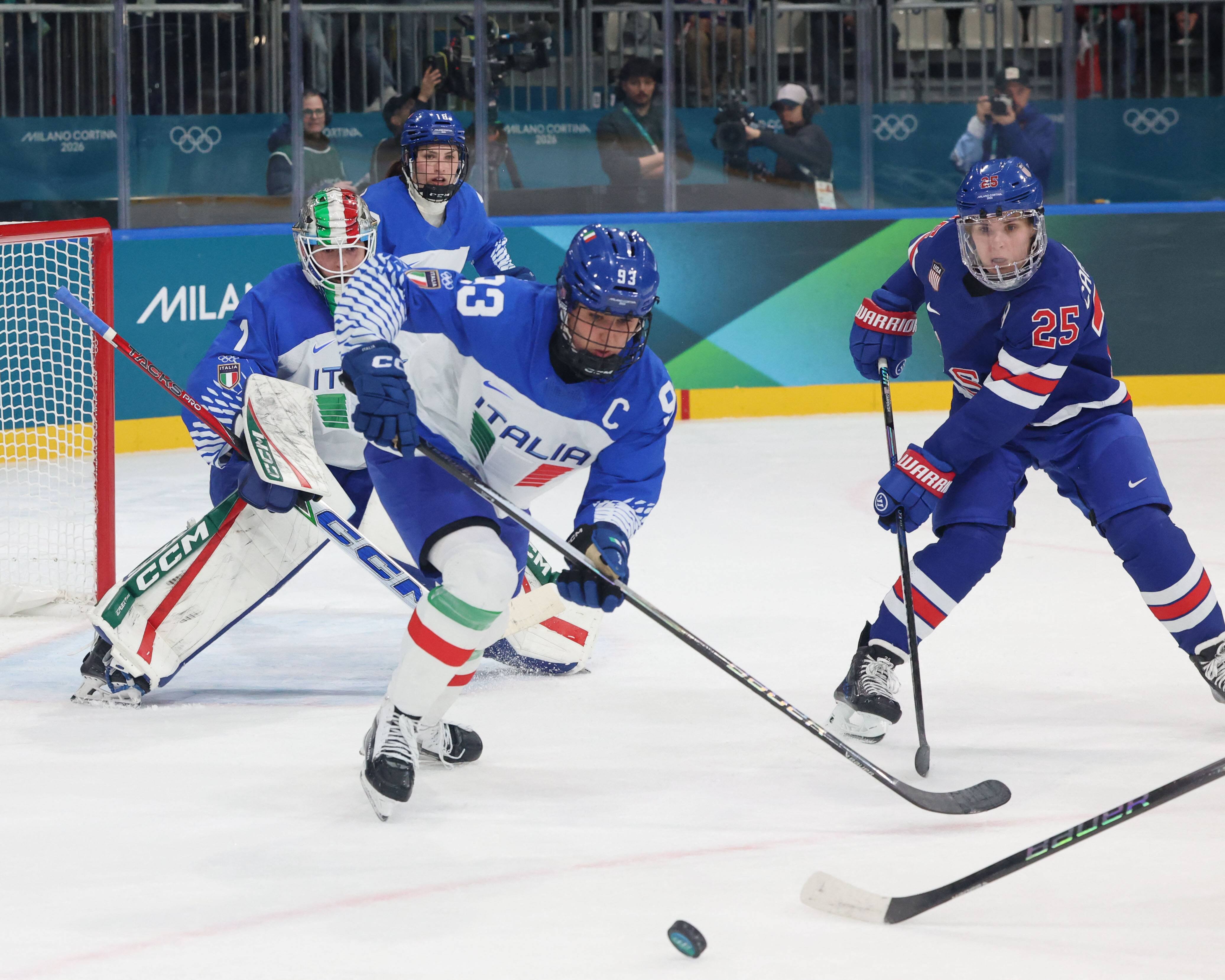 A capitaine de l'Italie, Nadia Mattivi, em ação nos Jogos Olímpicos enfrenta as Américaines.