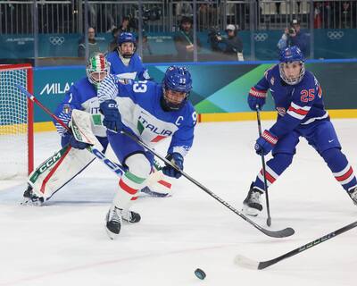 A capitaine de l'Italie, Nadia Mattivi, em ação nos Jogos Olímpicos enfrenta as Américaines.