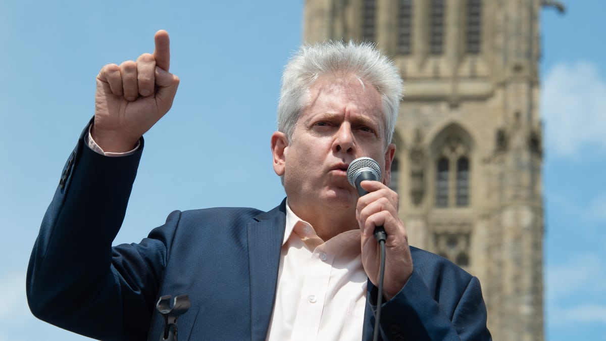 Facebook: le NPD réclame la ligne dure