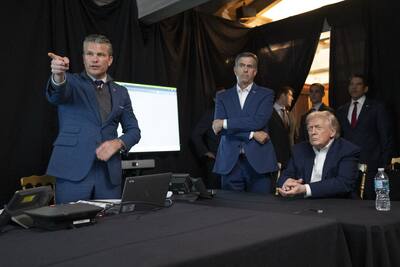 O secretário de Defesa Pete Hegseth, o diretor da CIA John Ratcliffe e o presidente dos EUA, Donald Trump, em Mar-a-Lago, em Palm Beach, Flórida, monitoram a operação militar para capturar o presidente venezuelano Nicolas Maduro em 3 de janeiro de 2026.