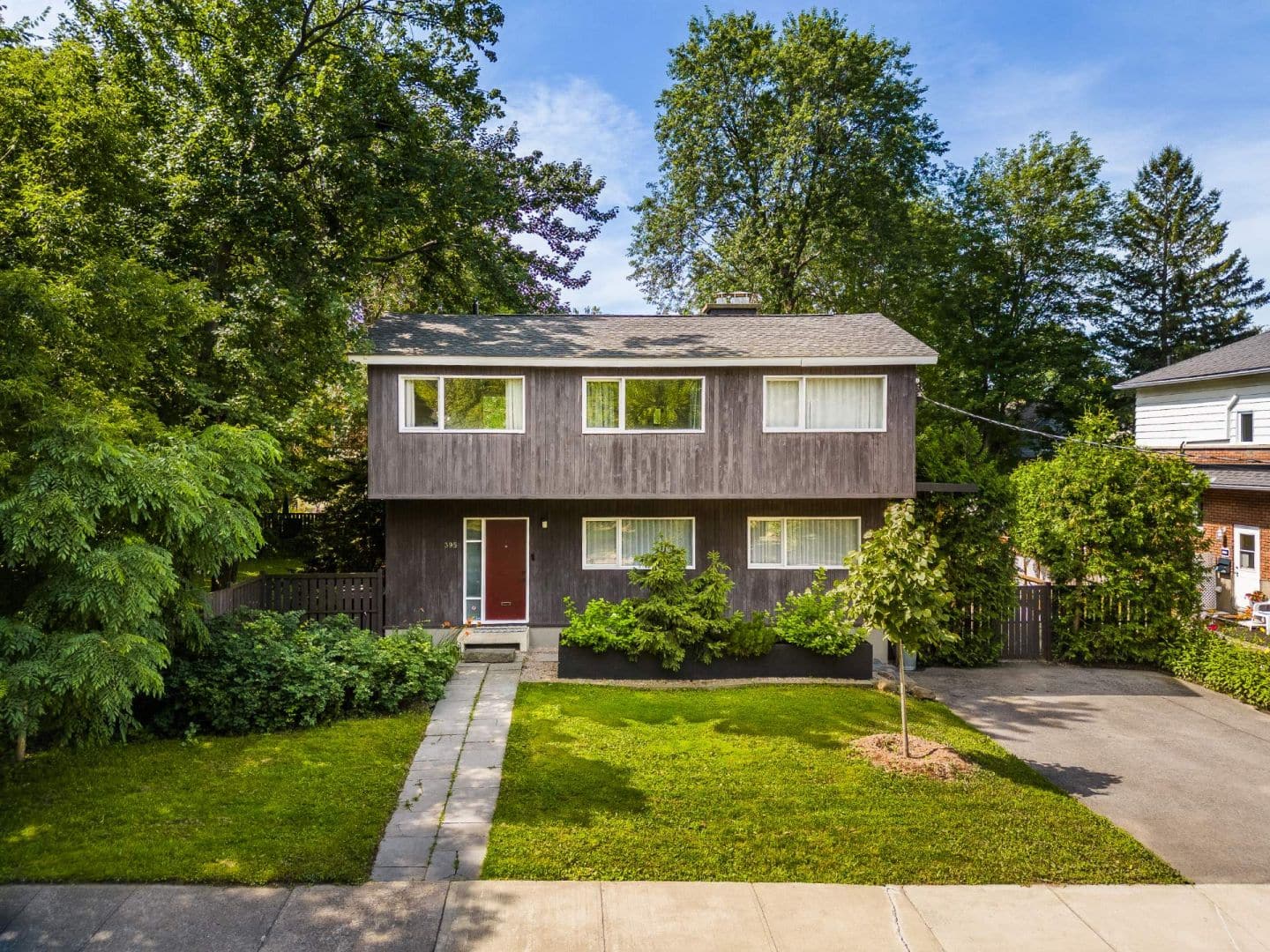 Maison au style absolument unique à 1,279,000$ 