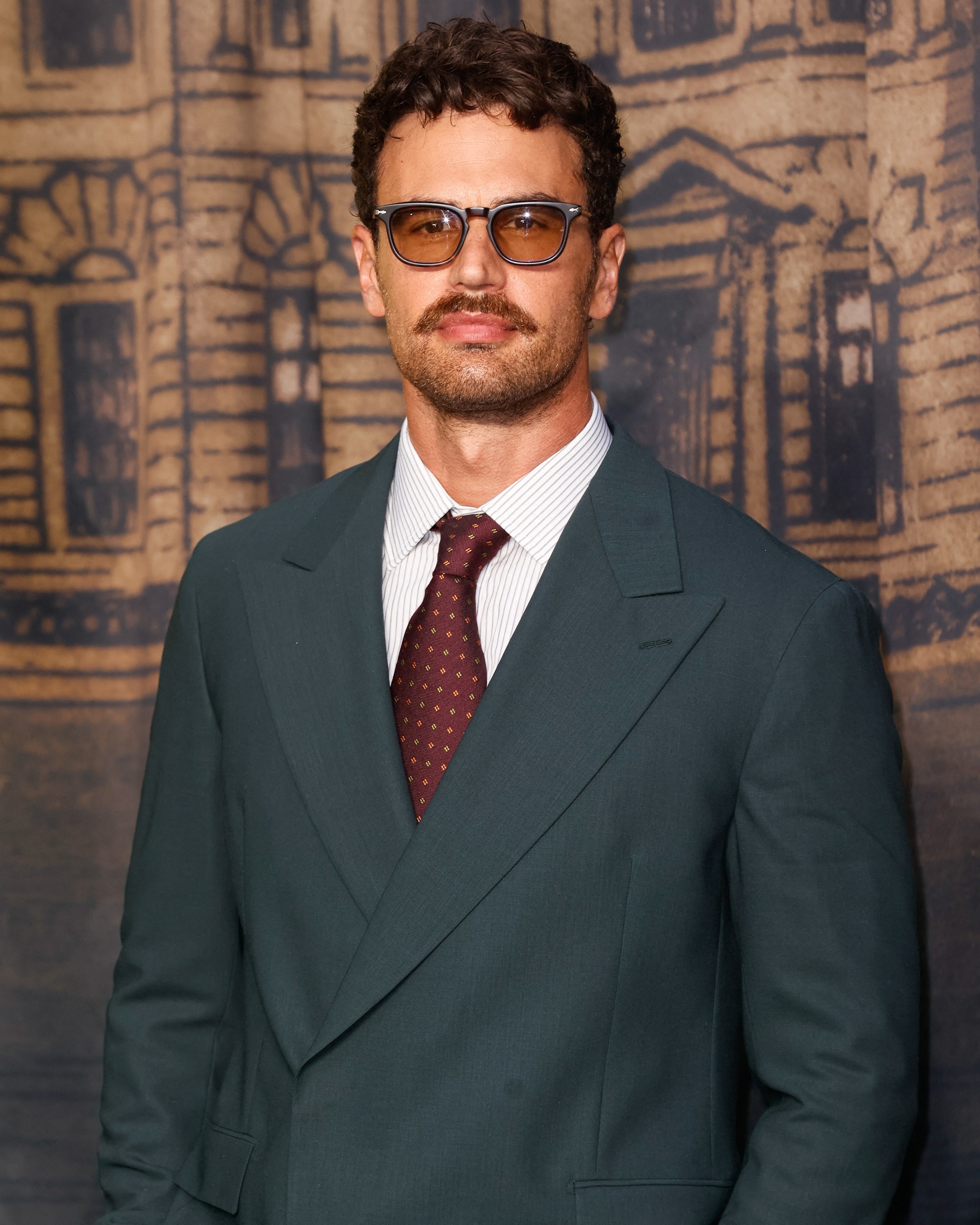 Theo James se souvient avoir été poursuivi dans les rues après la sortie de «Divergente»