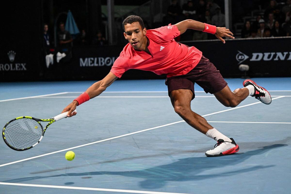 Félix Auger-Aliassime durante su partido de segunda ronda ante el español Alejandro Davidovich Fokina, la noche del martes al miércoles, en el Abierto de Australia
