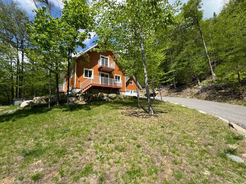 Cette maison orange à vendre pour 799 999$