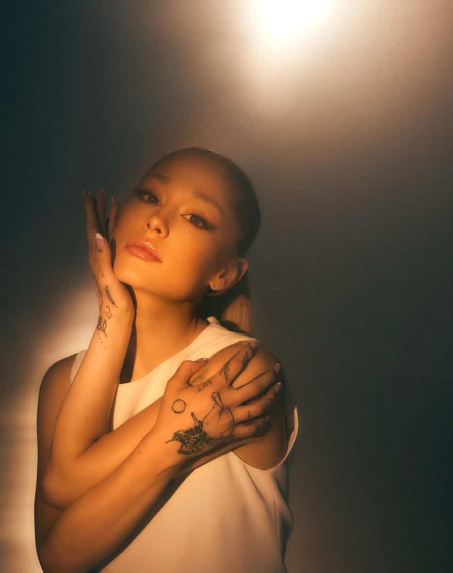 Ariana Grande simplement vêtue de fleurs