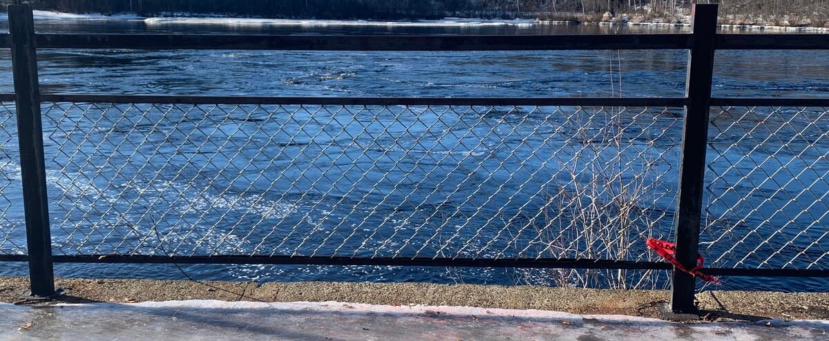 Fillette tombée dans la rivière Mistassibi: la Ville a fait preuve de négligence selon les parents