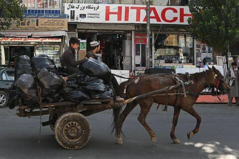 L’Afghanistan attend son nouveau gouvernement, des femmes manifestent pour leurs droits