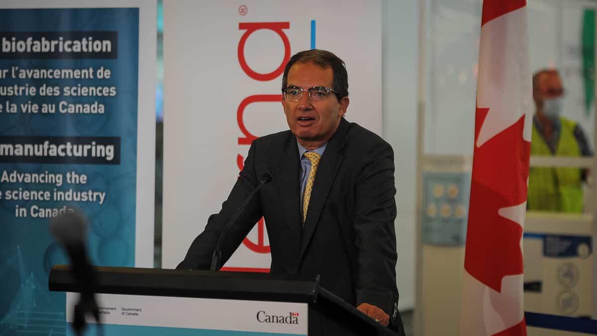 Les vaccins existants moins efficaces contre Omicron, dit le patron de Moderna