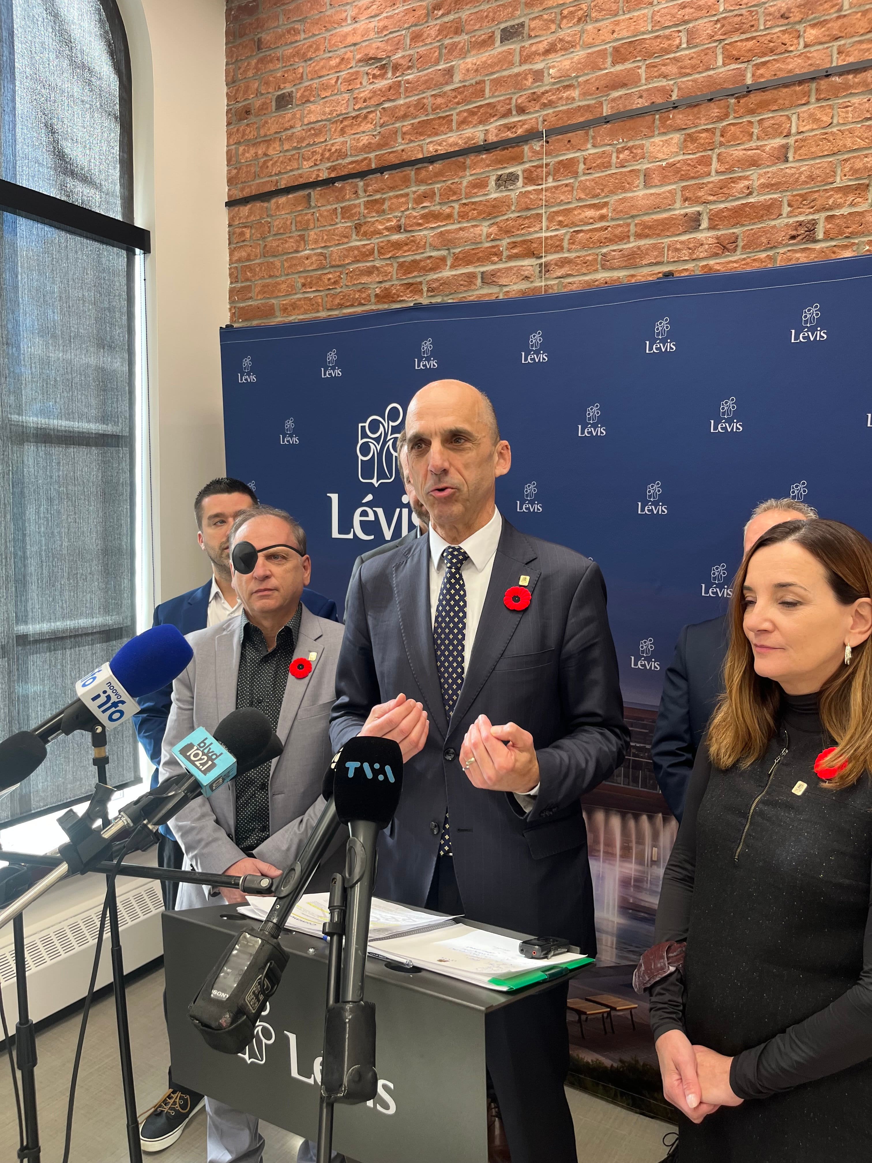 «Guerre des tuques»: ému, Steven Blaney demande du respect