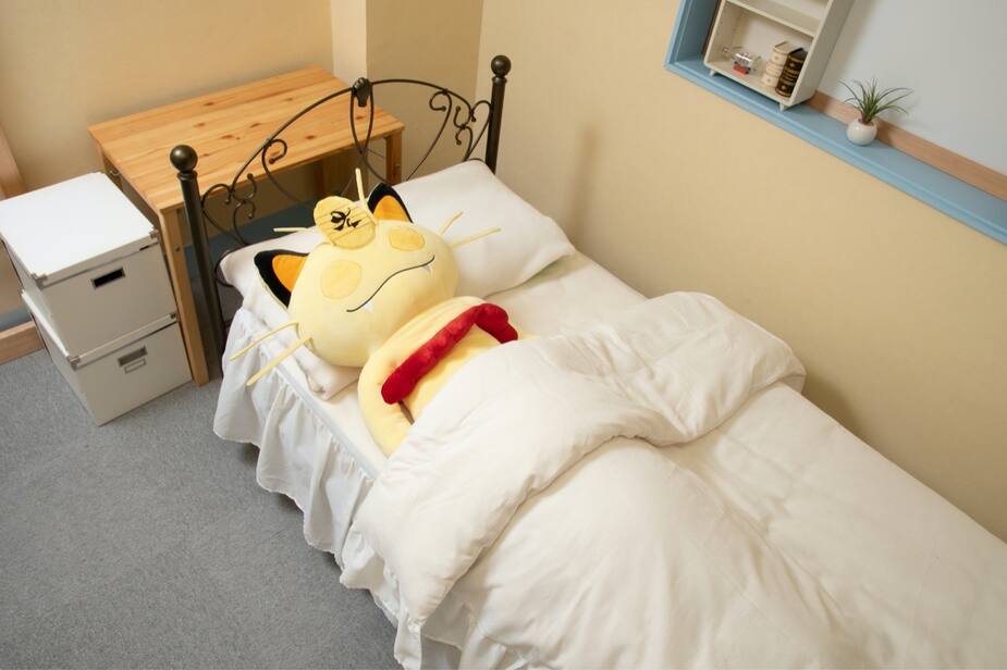 Une peluche de Meowth de taille humaine. Oui.