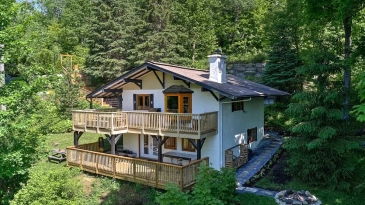 Un «chalet suisse» avec accès au lac à la Truite à vendre pour 399 000 à SteAgathedesMonts Un «chalet suisse» avec accès au lac à la Truite à vendre pour 399 000 à SteAgathedesMonts