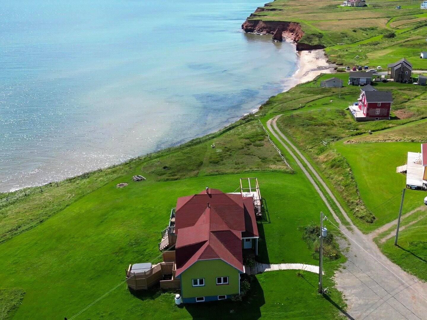 Une maison verte avec vue sur la mer pour 799 000$