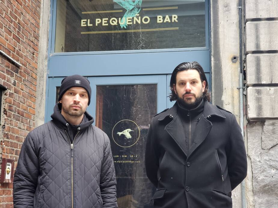 Légende: Le propriétaire du bar le Cloak Room, Andrew Whibley (à gauche) et le propriétaire des bars El Pequeno et le Cold Room, Kevin Demers (à droite), auraient souhaité que les détenteurs de permis de bar puissent eux aussi servir de l’alcool via un service tiers, et ce, sans vendre de repas.