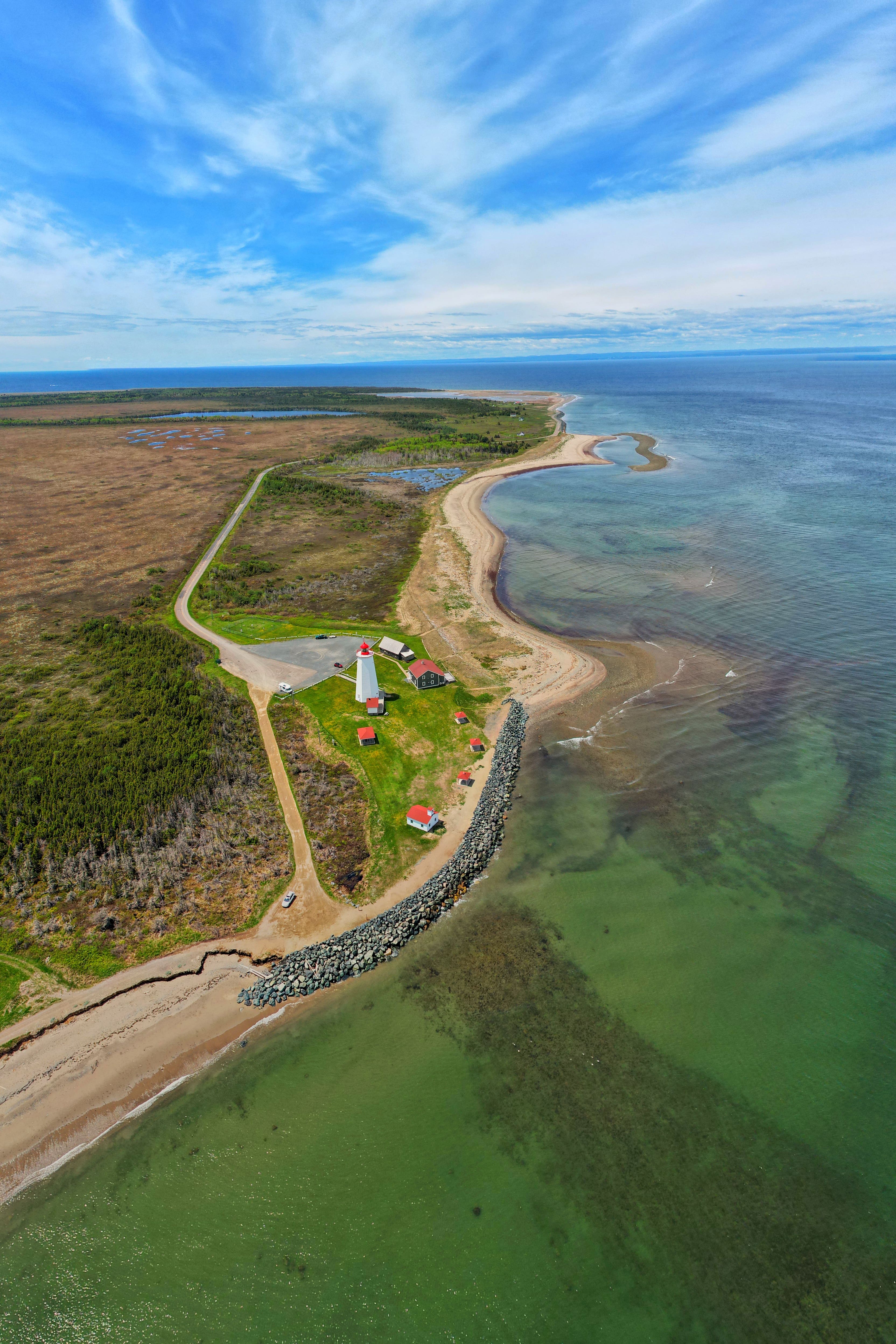 La plage et le phare de Miscou, Nouveau-Brunswick