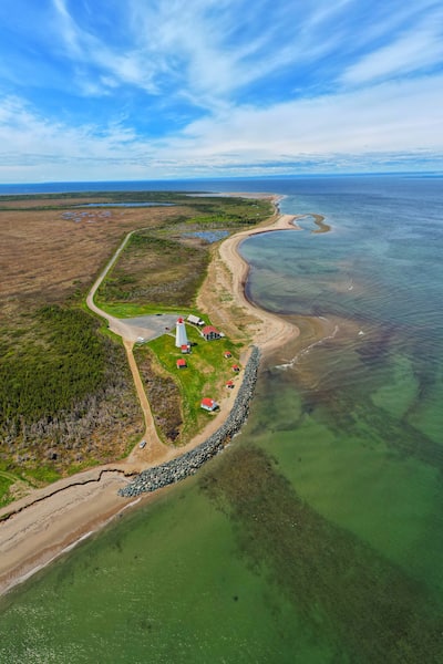 La plage et le phare de Miscou, Nouveau-Brunswick
