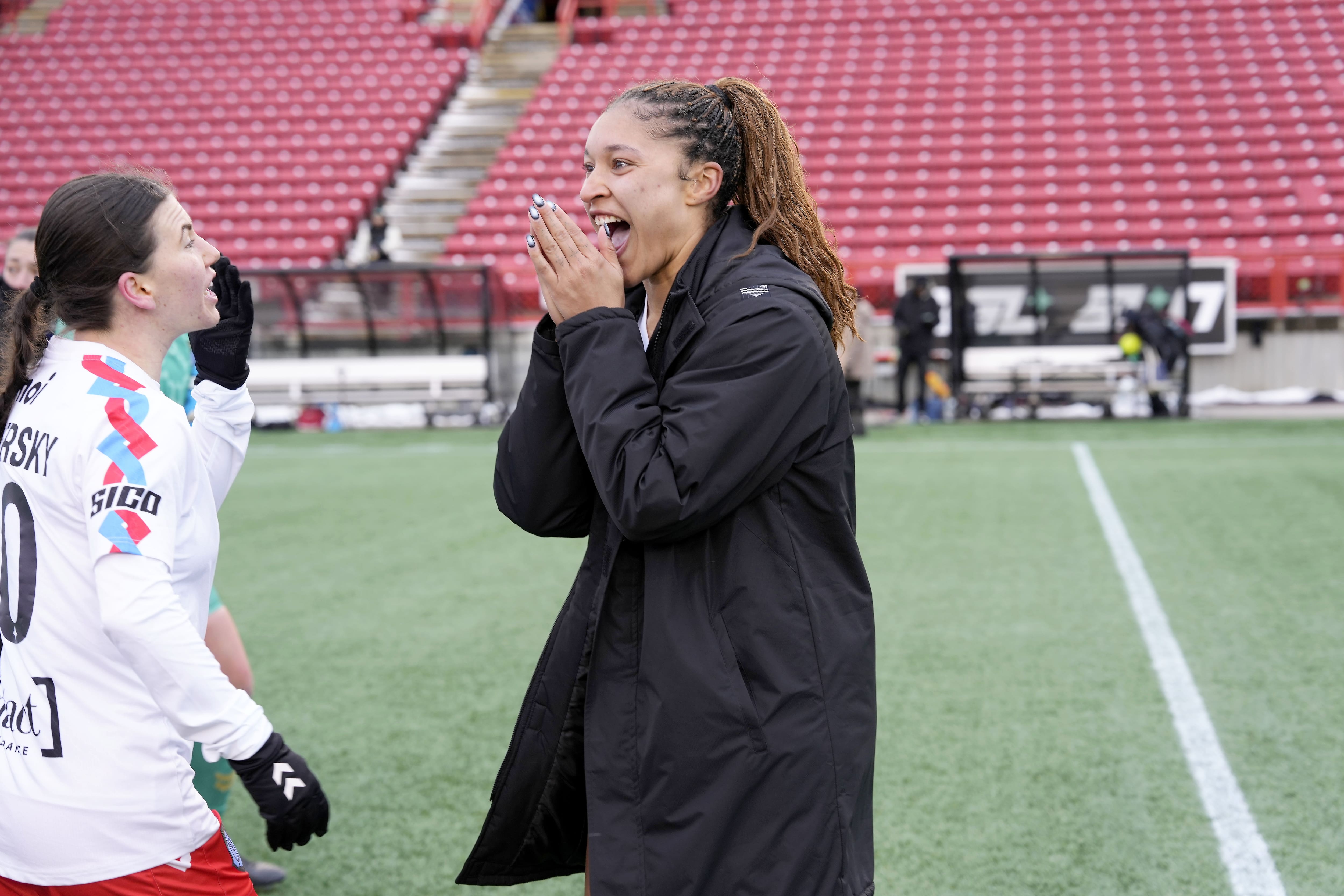 La réaction de Lisa Pechersky (10) et d'Elyse Bennett (à droite) après la victoire des Roses à Calgary.