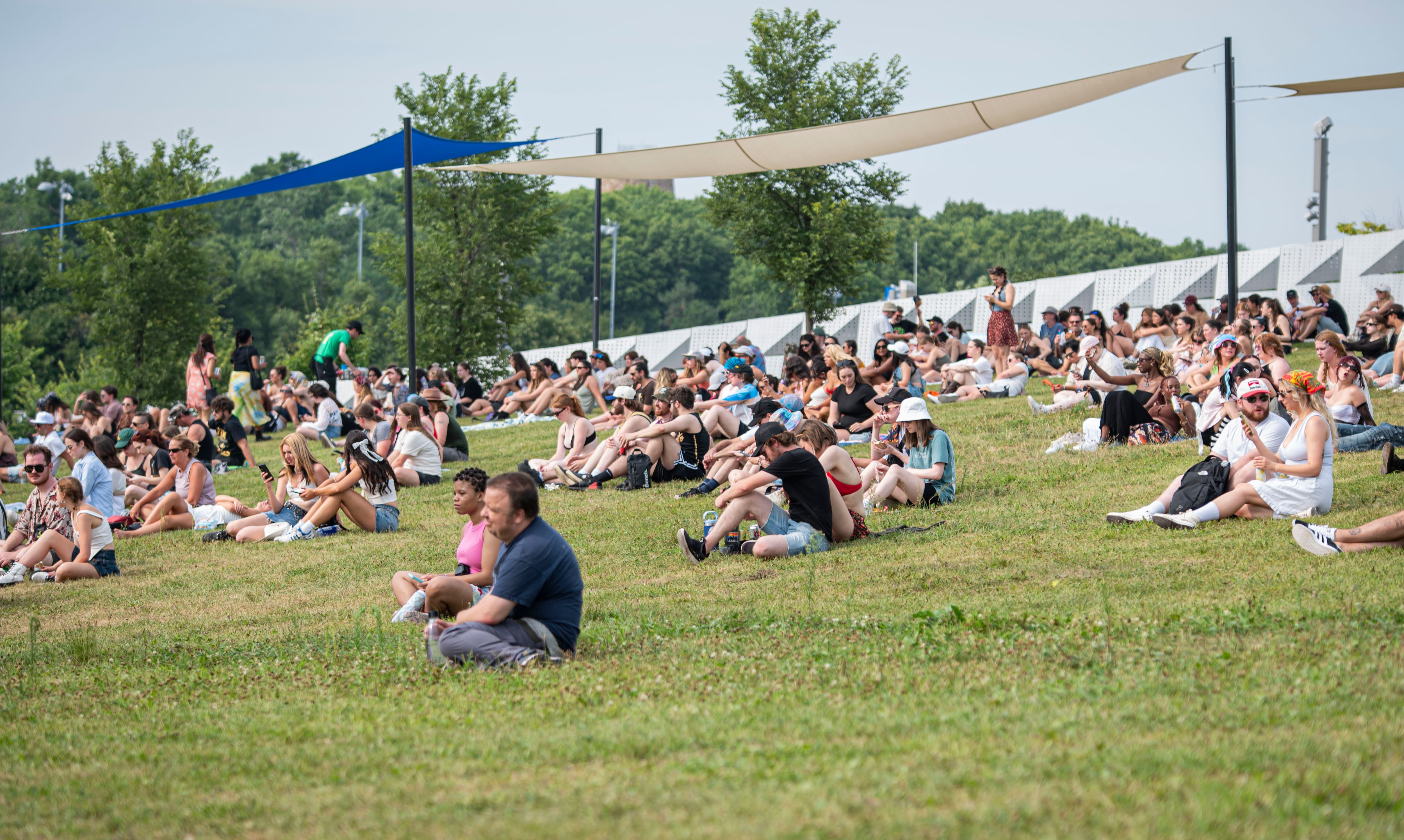 &laquo;On va en profiter&raquo;: une vague de touristes s&rsquo;amuse &agrave; Montr&eacute;al malgr&eacute; la chaleur
