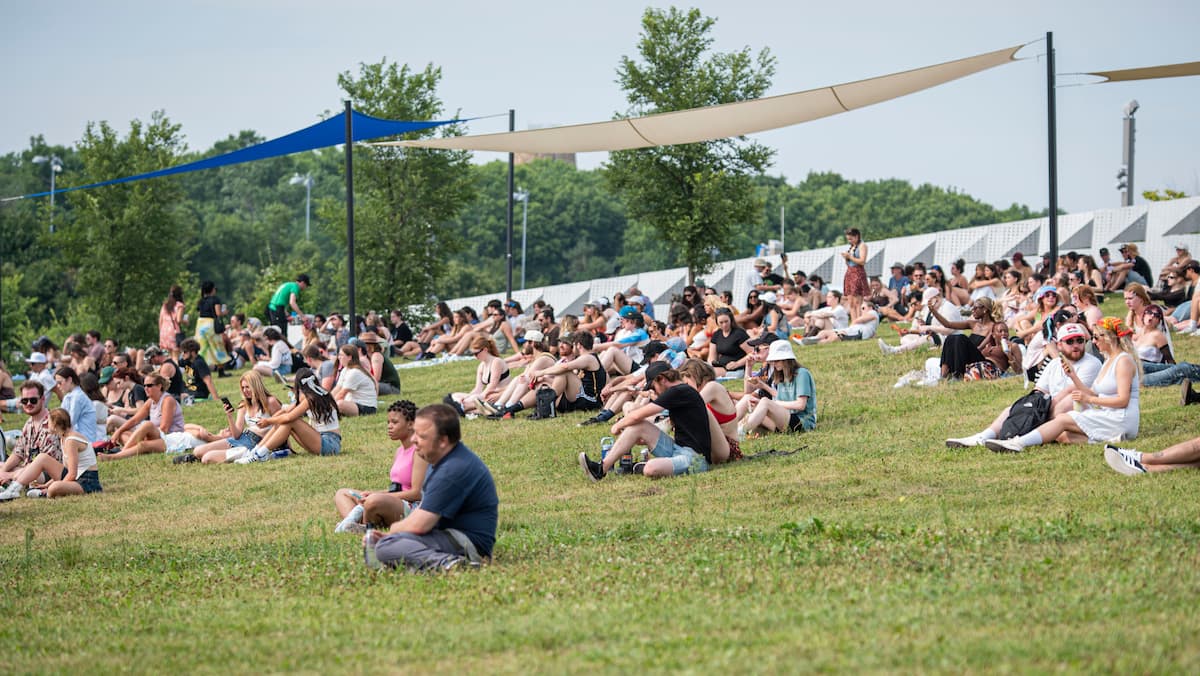 «On va en profiter»: une vague de touristes s’amuse à Montréal malgré la chaleur