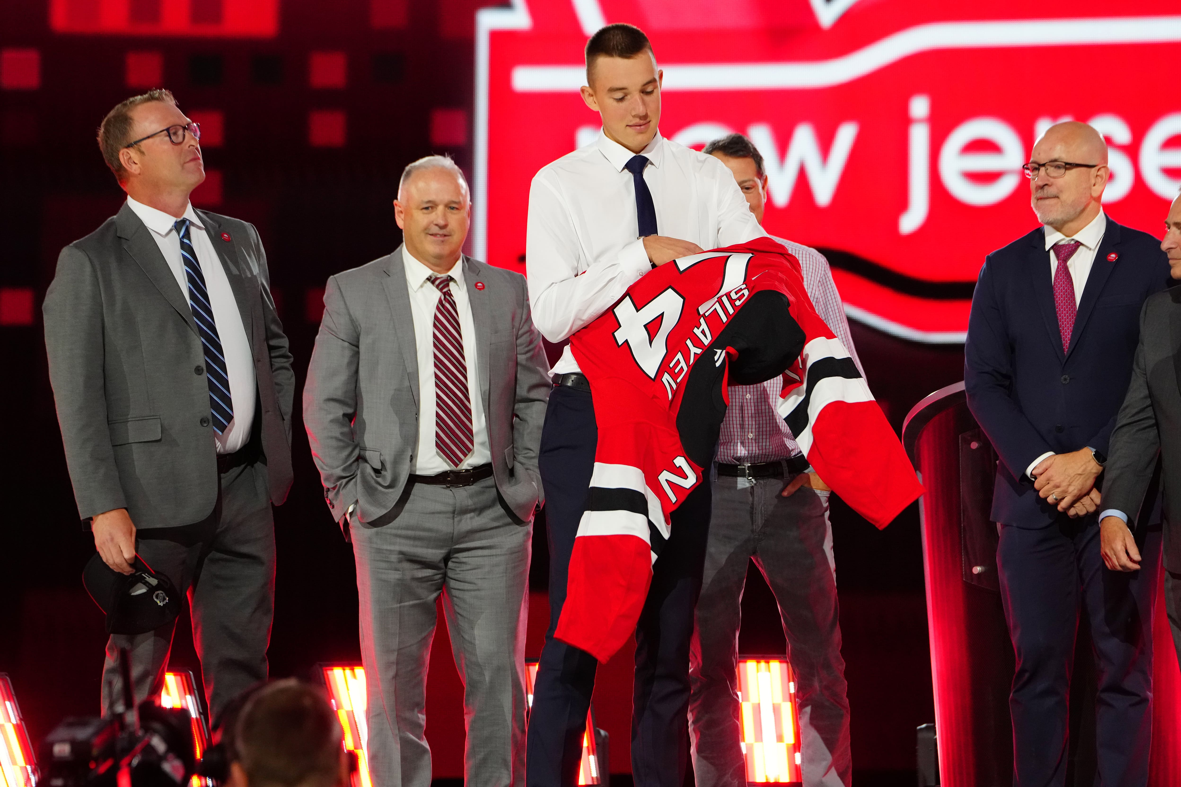 Devils: un premier contrat dans la LNH pour le géant russe Anton Silayev